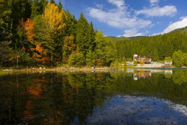 Turistler, yerliler, kampçılar ve Doğu Karadeniz, Savsat, Artvin, Türkiye'de seyahat etmek için popüler bir hedef Karagol (siyah göl) görünümünü manzara
