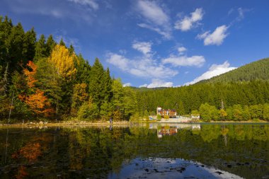 Turistler, yerliler, kampçılar ve Doğu Karadeniz, Savsat, Artvin, Türkiye'de seyahat etmek için popüler bir hedef Karagol (siyah göl) görünümünü manzara