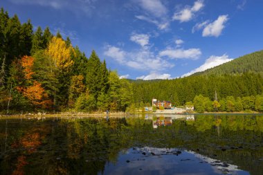 Turistler, yerliler, kampçılar ve Doğu Karadeniz, Savsat, Artvin, Türkiye'de seyahat etmek için popüler bir hedef Karagol (siyah göl) görünümünü manzara
