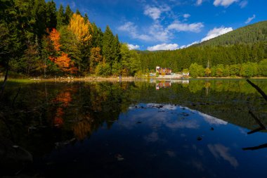 Turistler, yerliler, kampçılar ve Doğu Karadeniz, Savsat, Artvin, Türkiye'de seyahat etmek için popüler bir hedef Karagol (siyah göl) görünümünü manzara
