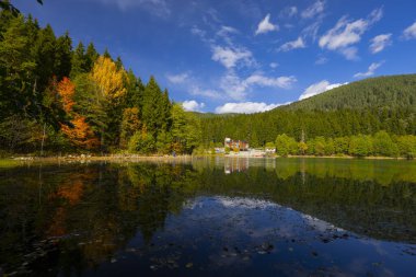 Turistler, yerliler, kampçılar ve Doğu Karadeniz, Savsat, Artvin, Türkiye'de seyahat etmek için popüler bir hedef Karagol (siyah göl) görünümünü manzara