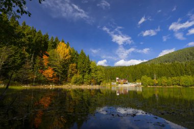 Turistler, yerliler, kampçılar ve Doğu Karadeniz, Savsat, Artvin, Türkiye'de seyahat etmek için popüler bir hedef Karagol (siyah göl) görünümünü manzara