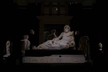  İstanbul Arkeoloji Müzesi 'ndeki lahit. Yüksek kalite fotoğraf