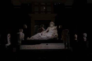  İstanbul Arkeoloji Müzesi 'ndeki lahit. Yüksek kalite fotoğraf