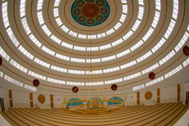 İstanbul 'un Kartal ilçesindeki Ahmet Yılmaz Camii' nin (Cami) iç görünümü
