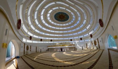 İstanbul 'un Kartal ilçesindeki Ahmet Yılmaz Camii' nin (Cami) iç görünümü