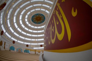 İstanbul 'un Kartal ilçesindeki Ahmet Yılmaz Camii' nin (Cami) iç görünümü