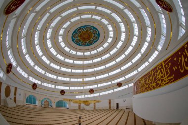 İstanbul 'un Kartal ilçesindeki Ahmet Yılmaz Camii' nin (Cami) iç görünümü