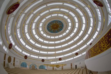 İstanbul 'un Kartal ilçesindeki Ahmet Yılmaz Camii' nin (Cami) iç görünümü