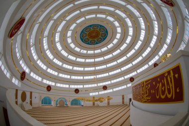 İstanbul 'un Kartal ilçesindeki Ahmet Yılmaz Camii' nin (Cami) iç görünümü