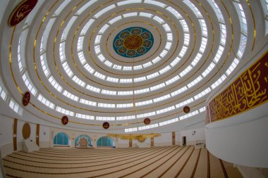 İstanbul 'un Kartal ilçesindeki Ahmet Yılmaz Camii' nin (Cami) iç görünümü