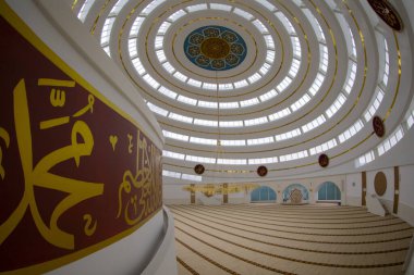 İstanbul 'un Kartal ilçesindeki Ahmet Yılmaz Camii' nin (Cami) iç görünümü