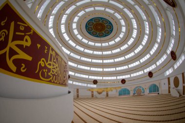 İstanbul 'un Kartal ilçesindeki Ahmet Yılmaz Camii' nin (Cami) iç görünümü