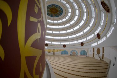 İstanbul 'un Kartal ilçesindeki Ahmet Yılmaz Camii' nin (Cami) iç görünümü