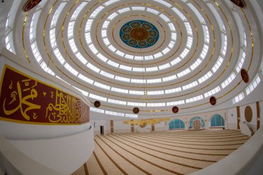 İstanbul 'un Kartal ilçesindeki Ahmet Yılmaz Camii' nin (Cami) iç görünümü