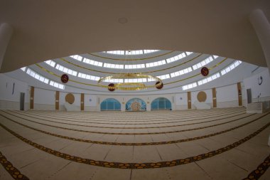 İstanbul 'un Kartal ilçesindeki Ahmet Yılmaz Camii' nin (Cami) iç görünümü