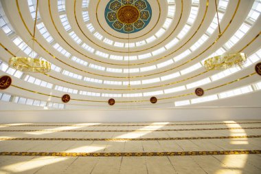 İstanbul 'un Kartal ilçesindeki Ahmet Yılmaz Camii' nin (Cami) iç görünümü