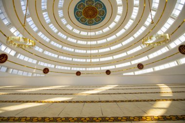 İstanbul 'un Kartal ilçesindeki Ahmet Yılmaz Camii' nin (Cami) iç görünümü