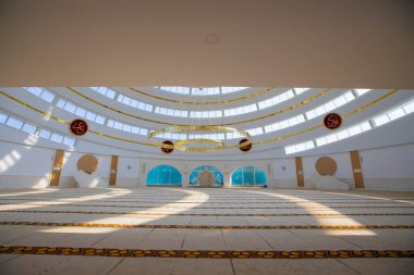 İstanbul 'un Kartal ilçesindeki Ahmet Yılmaz Camii' nin (Cami) iç görünümü