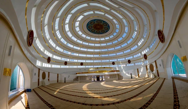 İstanbul 'un Kartal ilçesindeki Ahmet Yılmaz Camii' nin (Cami) iç görünümü