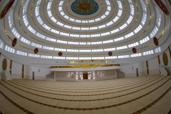 İstanbul 'un Kartal ilçesindeki Ahmet Yılmaz Camii' nin (Cami) iç görünümü