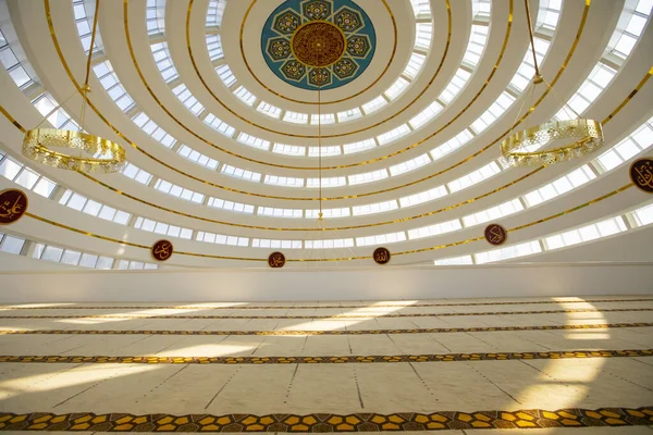 İstanbul 'un Kartal ilçesindeki Ahmet Yılmaz Camii' nin (Cami) iç görünümü