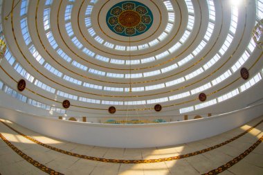 İstanbul 'un Kartal ilçesindeki Ahmet Yılmaz Camii' nin (Cami) iç görünümü