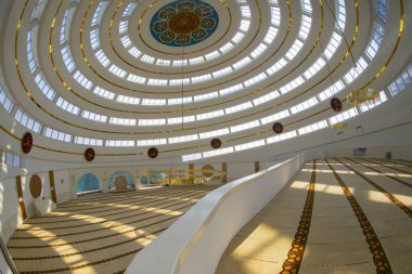 İstanbul 'un Kartal ilçesindeki Ahmet Yılmaz Camii' nin (Cami) iç görünümü