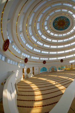 İstanbul 'un Kartal ilçesindeki Ahmet Yılmaz Camii' nin (Cami) iç görünümü