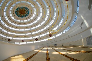 İstanbul 'un Kartal ilçesindeki Ahmet Yılmaz Camii' nin (Cami) iç görünümü