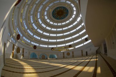 İstanbul 'un Kartal ilçesindeki Ahmet Yılmaz Camii' nin (Cami) iç görünümü