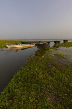 Tarihi balıkçı köyü eski teknelerle dolu.