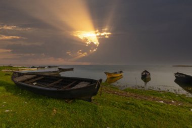 Tarihi balıkçı köyü eski teknelerle dolu.