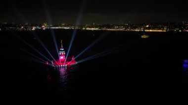 Ulusal bayram kutlamaları ve havai fişekler Bakire 'nin kulesinde sergileniyor