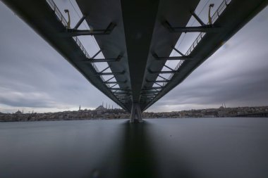 Halic Metro Köprüsü, İstanbul 'daki Golden Horn' da bulunan ve üzerinde Hali metro istasyonu bulunan ve M2 metro hattının geçişini sağlayan gerilimli bir kablolu köprü..