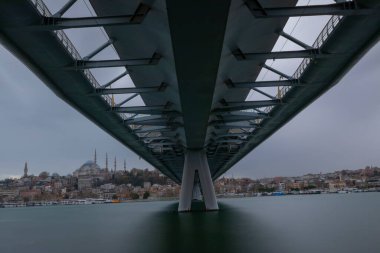 Halic Metro Köprüsü, İstanbul 'daki Golden Horn' da bulunan ve üzerinde Hali metro istasyonu bulunan ve M2 metro hattının geçişini sağlayan gerilimli bir kablolu köprü..