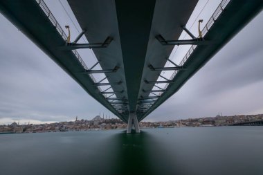 Halic Metro Köprüsü, İstanbul 'daki Golden Horn' da bulunan ve üzerinde Hali metro istasyonu bulunan ve M2 metro hattının geçişini sağlayan gerilimli bir kablolu köprü..