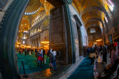  Ayasofya 'nın içi. Ulu Cami ve eski adıyla Kilise, İstanbul 'un hacılar ve turistleri arasında popüler bir yerdir..