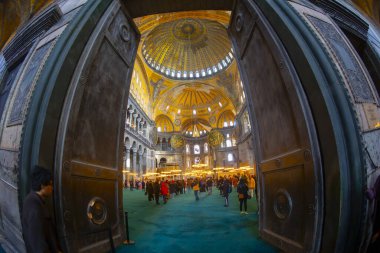  Ayasofya 'nın içi. Ulu Cami ve eski adıyla Kilise, İstanbul 'un hacılar ve turistleri arasında popüler bir yerdir..