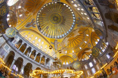  Ayasofya 'nın içi. Ulu Cami ve eski adıyla Kilise, İstanbul 'un hacılar ve turistleri arasında popüler bir yerdir..