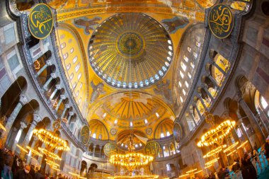  Ayasofya 'nın içi. Ulu Cami ve eski adıyla Kilise, İstanbul 'un hacılar ve turistleri arasında popüler bir yerdir..