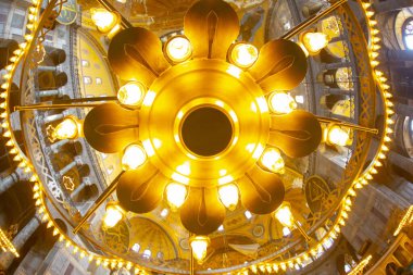  Ayasofya 'nın içi. Ulu Cami ve eski adıyla Kilise, İstanbul 'un hacılar ve turistleri arasında popüler bir yerdir..