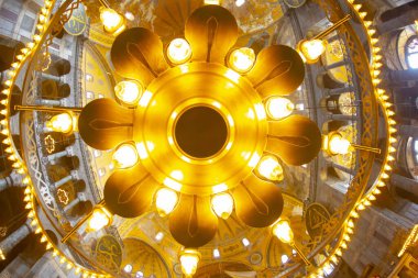  Ayasofya 'nın içi. Ulu Cami ve eski adıyla Kilise, İstanbul 'un hacılar ve turistleri arasında popüler bir yerdir..