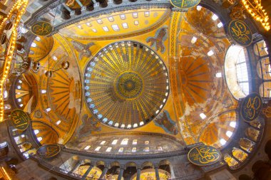  Ayasofya 'nın içi. Ulu Cami ve eski adıyla Kilise, İstanbul 'un hacılar ve turistleri arasında popüler bir yerdir..