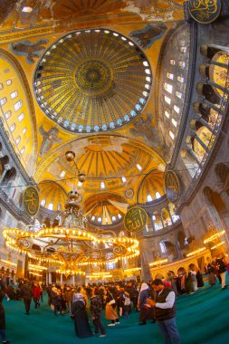  Ayasofya 'nın içi. Ulu Cami ve eski adıyla Kilise, İstanbul 'un hacılar ve turistleri arasında popüler bir yerdir..