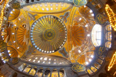  Ayasofya 'nın içi. Ulu Cami ve eski adıyla Kilise, İstanbul 'un hacılar ve turistleri arasında popüler bir yerdir..