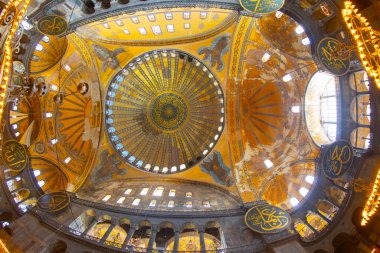  Ayasofya 'nın içi. Ulu Cami ve eski adıyla Kilise, İstanbul 'un hacılar ve turistleri arasında popüler bir yerdir..