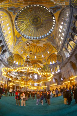  Ayasofya 'nın içi. Ulu Cami ve eski adıyla Kilise, İstanbul 'un hacılar ve turistleri arasında popüler bir yerdir..