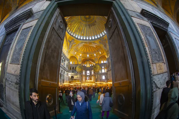 索菲亚海格的内部大清真寺和以前的教堂是伊斯坦布尔朝圣者和游客的热门目的地 — 图库照片