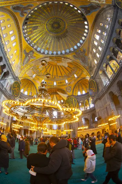  Ayasofya 'nın içi. Ulu Cami ve eski adıyla Kilise, İstanbul 'un hacılar ve turistleri arasında popüler bir yerdir..